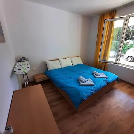 Central, 1 Bed Apt, 3* Yassen Lägenhet